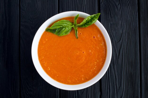 Zuppa di pomodoro nel primo piano vista dall'alto ciotola bianca