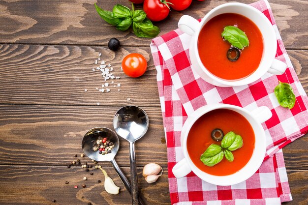 나무 테이블에 흰 그릇에 토마토 수프