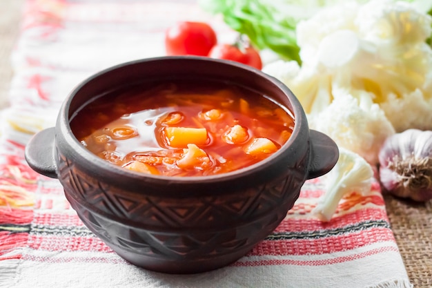 Foto zuppa di pomodoro con cavolo e cavolfiore