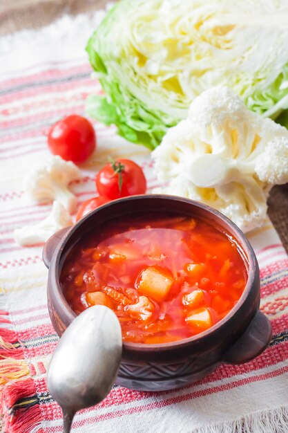 Zuppa di pomodoro con cavolo e cavolfiore