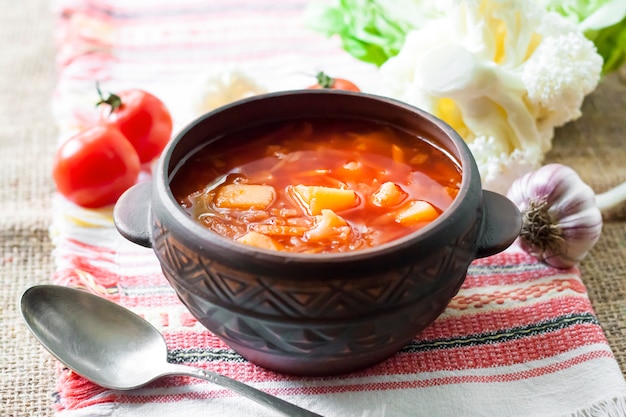 Zuppa di pomodoro con cavolo e cavolfiore