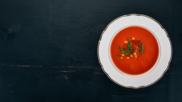 唐辛子と野菜のトマトスープ健康食品黒い木製の背景に上面図テキスト用のスペースをコピー