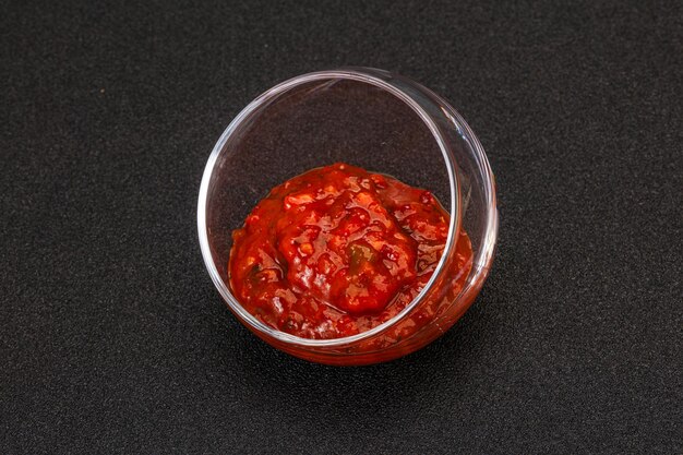 Foto salsa di pomodoro piccante nella ciotola