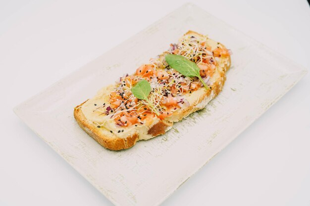 Томатный тост с луком, базиликом и специями