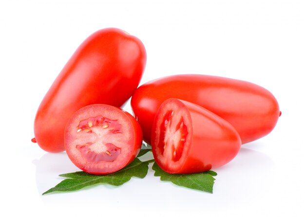 Verdura del pomodoro isolata su bianco isolata