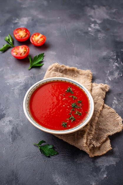 그릇에 토마토 채식 수프 가스 파초