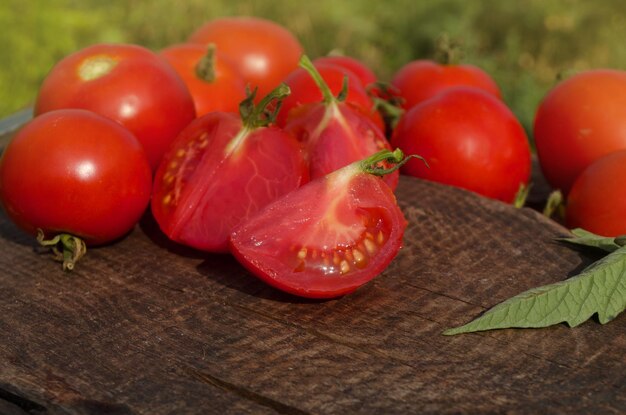 소박한 나무 배경에 슬라이스 토마토 나무 테이블에 신선한 잘라 토마토