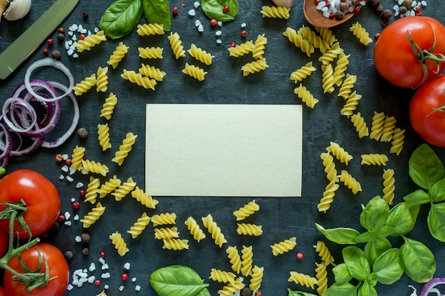 Pomodoro basil aglio e spezie su un tavolo di pietra. il concetto di cucina. vista dall'alto con spazio per il testo