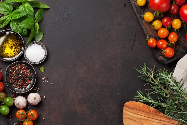 Photo tomatoes basil olive oil and spices