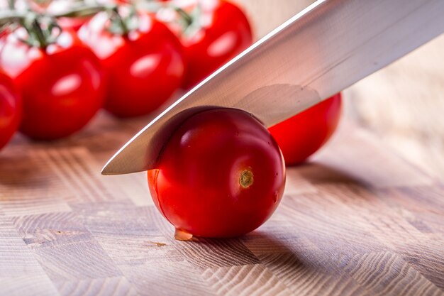 토마토. 방울 토마토. 나무 보드에 칵테일 토마토입니다.