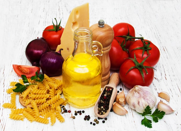 Tomatoes, fusilli, garlic and olive oil