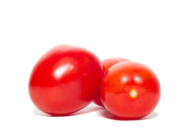 トマトは、トマト全体を切り取った白いトマトに半分のスライスを切り取ったトマトセット