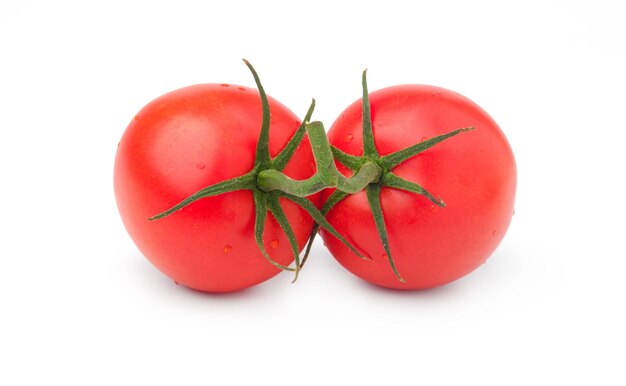 흰색 배경에 고립 된 토마토 토마토는 피부가 아름다움을 향상시키는 데 도움이됩니다.