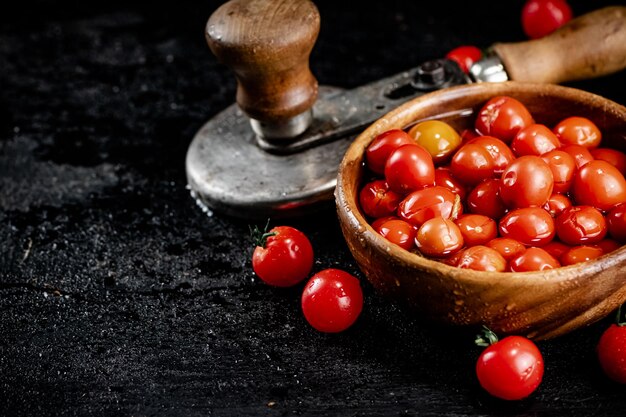 Foto pomodori da marinare in un piatto di legno