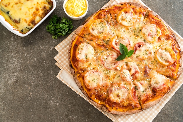 Photo tomatoes pizza on table