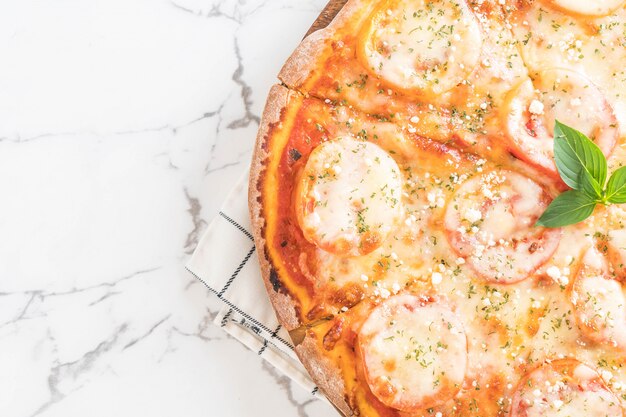 Foto pizza al pomodoro sul tavolo