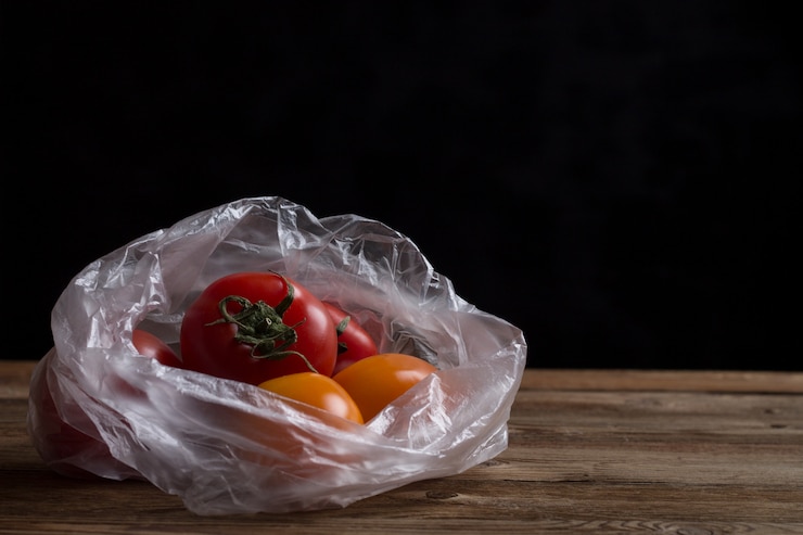 ビニール袋のトマト。この画像は、ビニール袋が食品に及ぼす悪影響を示しています。