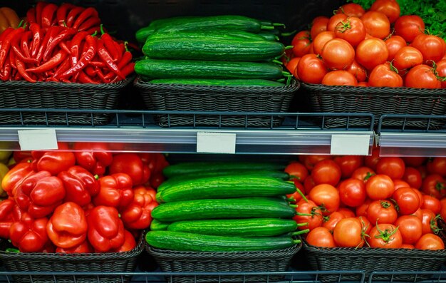 Photo tomatoes for sale at market stall