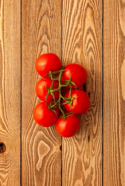 Pomodori su uno sfondo di legno