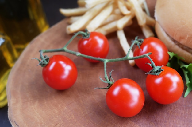 Pomodori su fondo in legno.