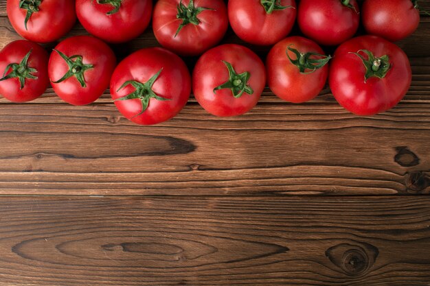 木製の背景にトマト