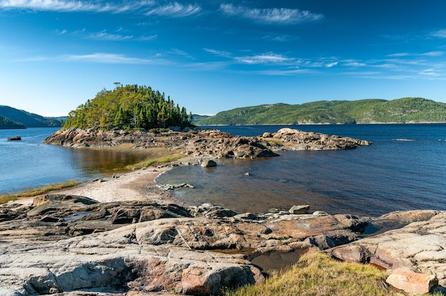 Photo a tombolo was formed on the saguenay fjord in petitsaguenay area