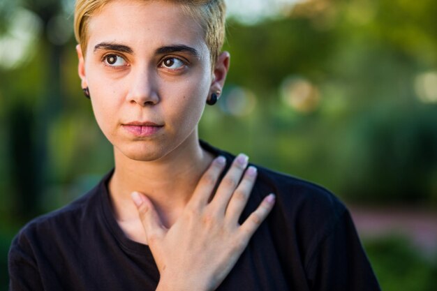 Foto tomboy androgyne lesbische niet-binaire schoonheid in casual kleding geslacht lgtbi sekseducatie