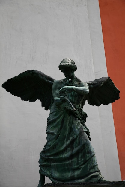 Foto tomba in forma di scultura di un angelo