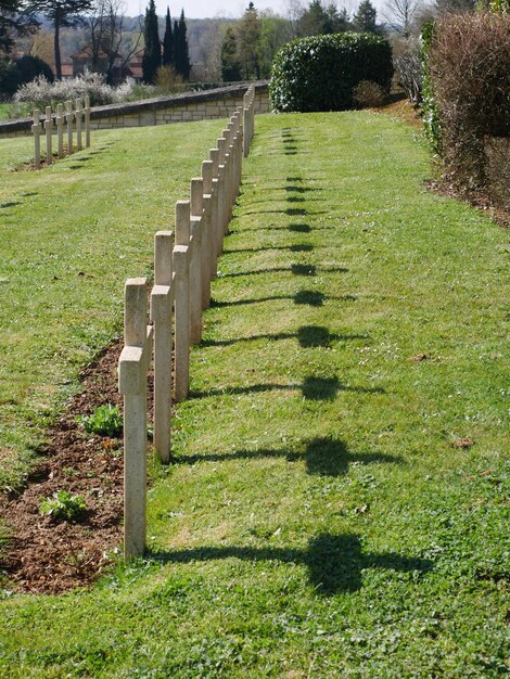 Foto pietre tombali al cimitero