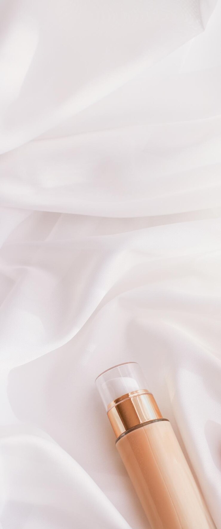 고급 뷰티 브랜드 홀리데이 디자인으로 실크 배경 화장품 제품의 누드 피부를 위한 토널 bb 크림 병 메이크업 플루이드 파운데이션 베이스