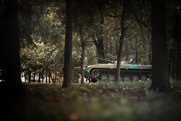 Foto fotografia tonica un fuoco selettivo di un carro armato militare abbandonato nella foresta