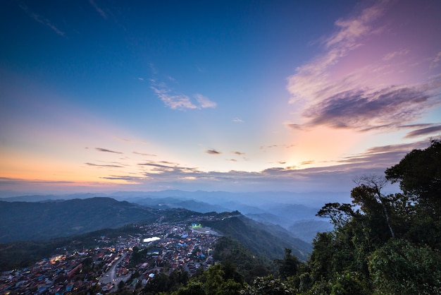 Toneel bergrand in Noord-Laos