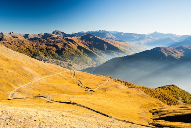 Toneel bergweg bij zonsondergang op de Alpen