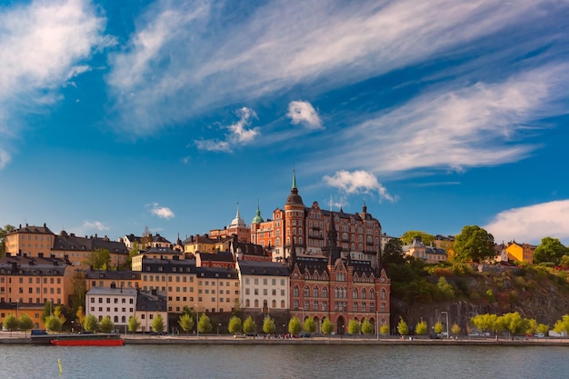 Toneel de zomermening van de waterkant van Sodermalm in de Oude Stad in Stockholm, hoofdstad van Zweden