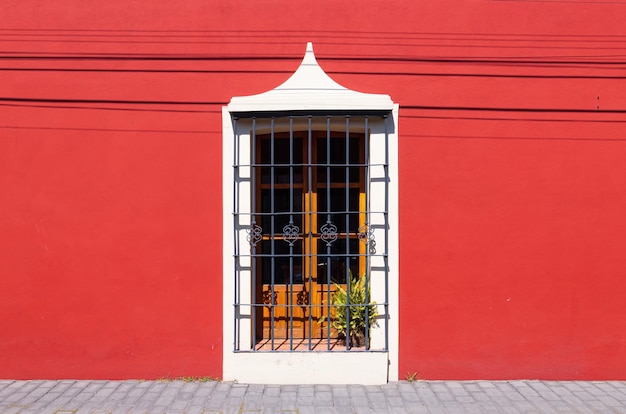 Toneel kleurrijke koloniale architectuur van Cholula-straten in historisch centrum in Mexico Puebla