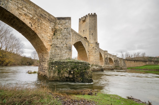 Toneel mening van een oude steen middeleeuwse brug op een bewolkte dag in Frias, Castilla en Leon, Spanje.