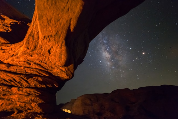 Toneel mening van Milkyway en sterren in Sam Phan Bok, Ubon Ratchathani, Thailand, het Concept van Reisbestemmingen