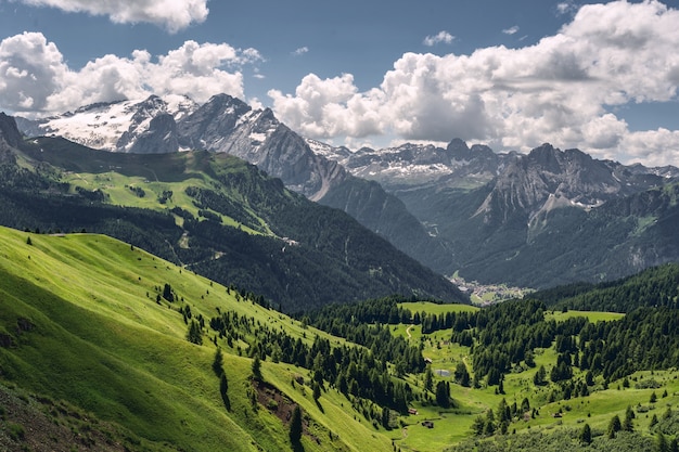 Toneelalpen met groene berg onder hemel