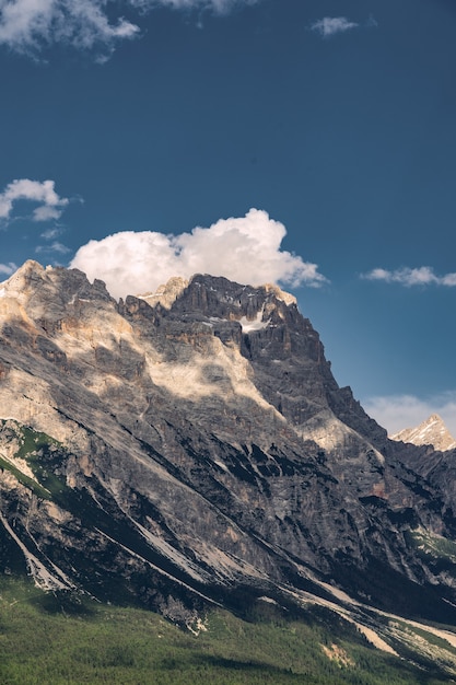 Toneelalpen met rotsachtige berg onder blauwe hemel