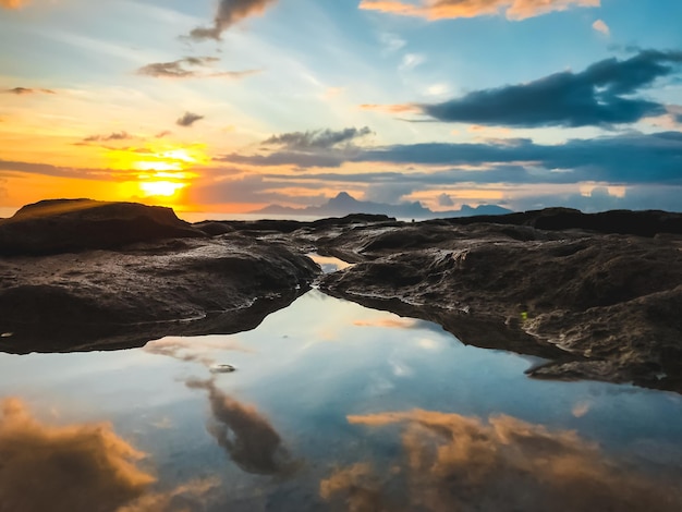 Foto toneelbeeld van bergen tijdens zonsondergang