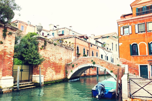 Toneelkanaal met brug en oude gebouwen in venetië, italië. vintage-filter