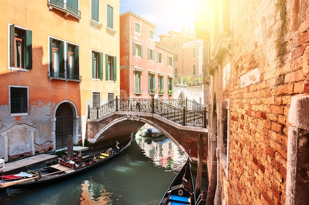 Toneelkanaal met brug en oude gebouwen in Venetië, Italië.