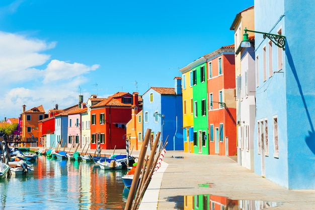 Toneelkanaal met kleurrijke gebouwen in Burano-eiland, Venetië, Italië