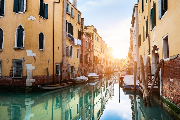 Toneelkanaal met oude architectuur bij zonsondergang in Venetië, Italië.