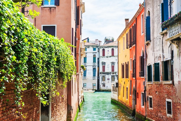 Toneelkanaal met oude gebouwen in Venetië, Italië.