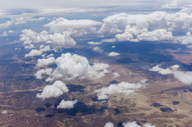 Toneellandschap van woestijnberg New Mexico met duidelijke pluizige wolken de bergketen van op het vliegtuig