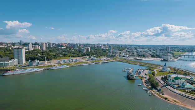 Toneelluchtmening van cheboksary hoofdstad van Tsjoevasjië, Rusland en een haven op de volga-rivier op s