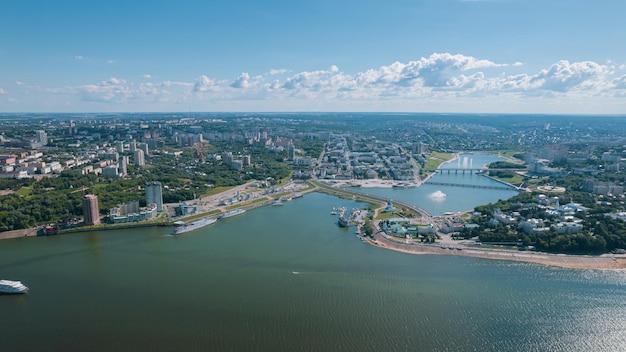 Toneelluchtmening van cheboksary hoofdstad van tsjoevasjië, rusland en een haven op de volga-rivier op s