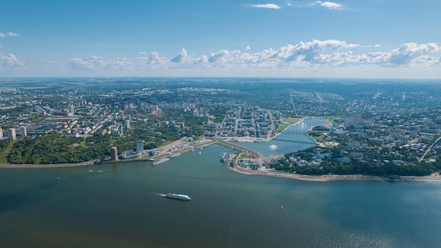 Toneelluchtmening van cheboksary hoofdstad van Tsjoevasjië, Rusland en een haven op de volga-rivier op s