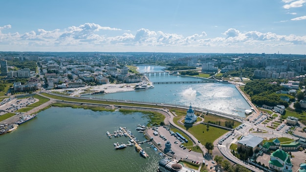 Toneelluchtmening van cheboksary hoofdstad van Tsjoevasjië, Rusland en een haven op de volga-rivier op s